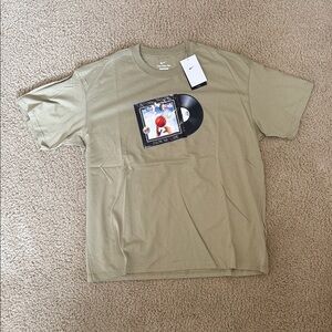 NIKE SHORT-SLEEVE TEE — BRAND NEW